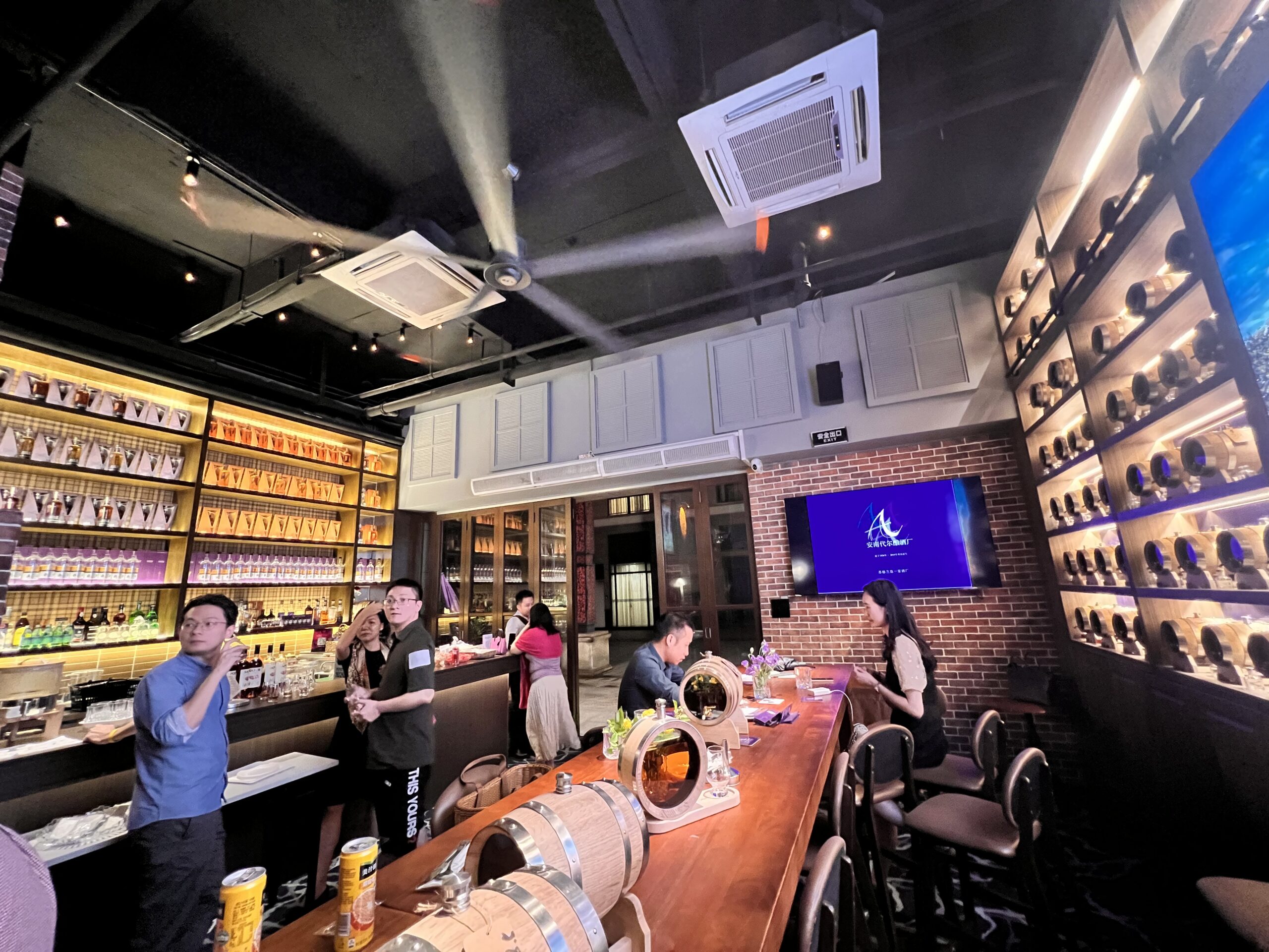 Energy Efficiency in Restaurants: How Ceiling Fans Lower Cooling Costs - RTFANS Industrial Ventilation & Cooling